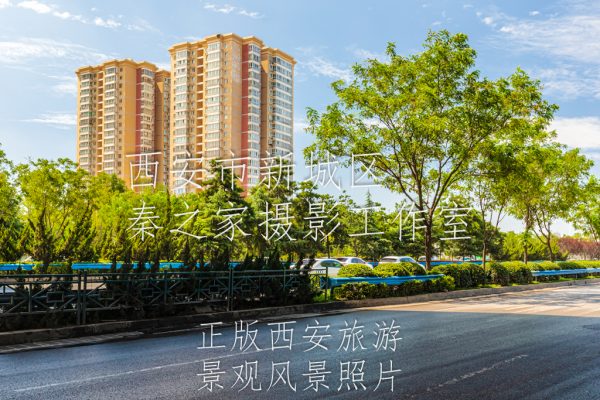 中国陕西省西安市蓝天白云下的三环路城市道路景观街景