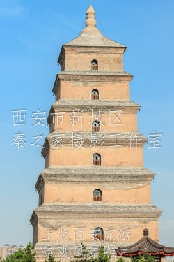 中国陕西省西安市蓝天下的一千三百年唐朝大慈恩寺大雁塔佛塔