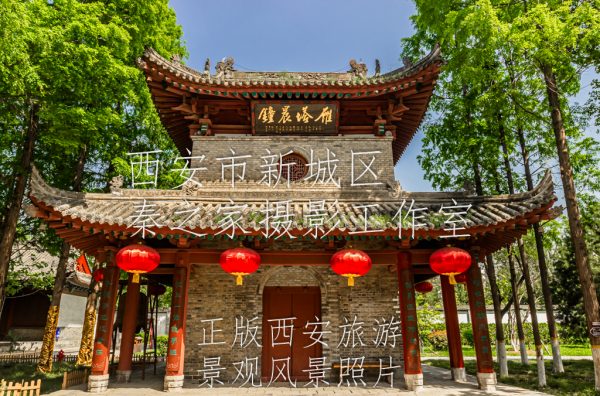 春天的中国陕西省西安市荐福寺钟楼景观