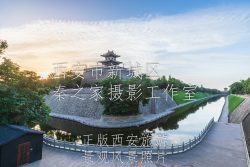 夏天的中国陕西西安市中心明城墙东南角与环城公园护城河景观