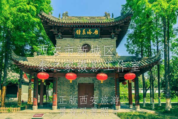 春天的中国陕西西安荐福寺小雁塔钟楼景观旧胶片风格