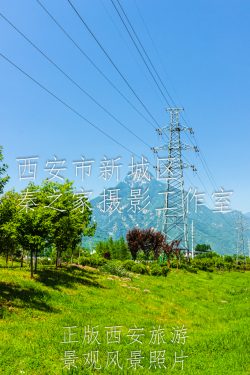 夏天的中国陕西西安秦岭北麓山脉高压电塔