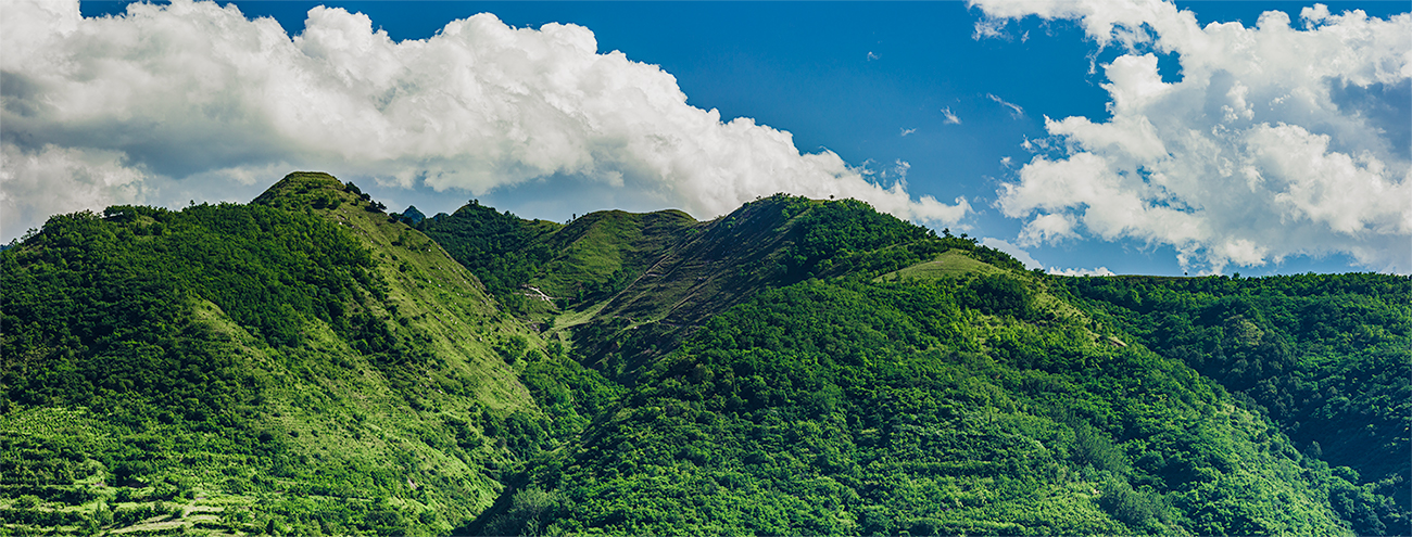 夏天的秦岭北麓山脉全景图