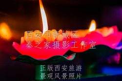 佛寺夜晚燃烧的佛教莲花烛灯