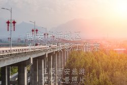 秋天中国陕西西安镐河大桥眺望秦岭山脉夕阳风景