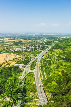 夏天中国陕西西安秦岭北麓山脉鸟瞰景观