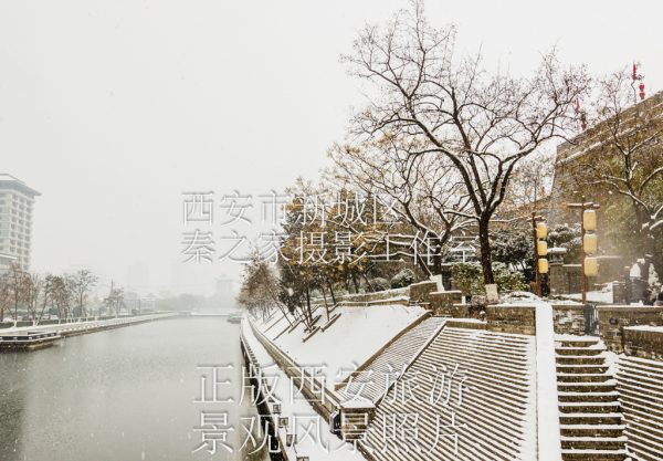 冬天中国陕西西安明城墙环城公园雪景