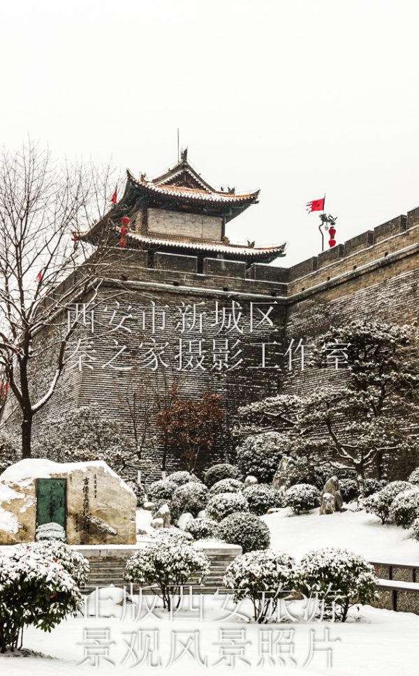 冬天中国陕西西安明城墙城楼雪景