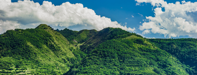 中国陕西省西安市秦岭北麓山脉夏天的自然风景全景图