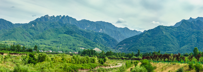 中国陕西省西安市秦岭北麓山脉夏天的自然风景全景图