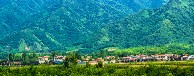 中国陕西省西安市秦岭北麓山脉夏天的自然风景全景图