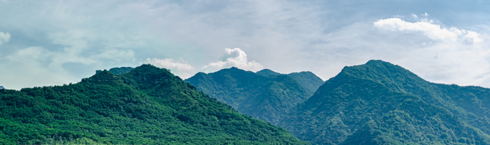 中国陕西省西安市秦岭北麓山脉夏天的自然风景全景图