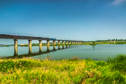 火车经过中国陕西省西安浐灞国家湿地公园与灞河风景