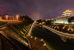 中国陕西西安市中心明城墙东北角与环城公园护城河夜景