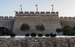 冬天中国陕西西安明城墙马面雪景