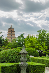 蓝天白云下的中国陕西西安大慈恩寺遗址公园景观