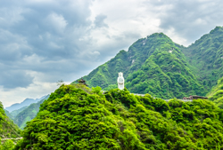 夏天的中国陕西省西安市秦岭北麓山脉沣峪口山谷风景