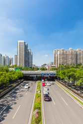 中国陕西省西安市蓝天白云下的三环路城市道路景观街景