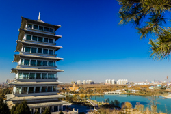 蓝色天空下的中国陕西西安世博园长安塔风景