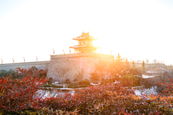 冬天中国陕西西安明城墙东北角夕阳雪景