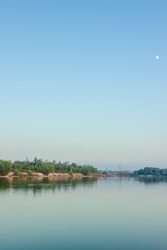 中国陕西省西安市浐灞生态区夏天傍晚的灞河景观