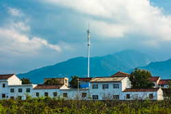 秋天中国陕西西安秦岭北麓山脉山下景观