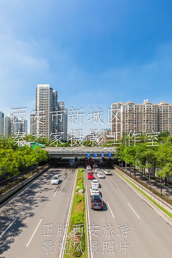 中国陕西省西安市蓝天白云下的三环路城市道路景观街景